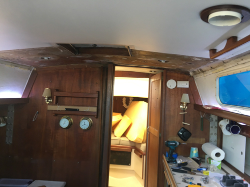 Bulkhead with all trim (hiding the rot)